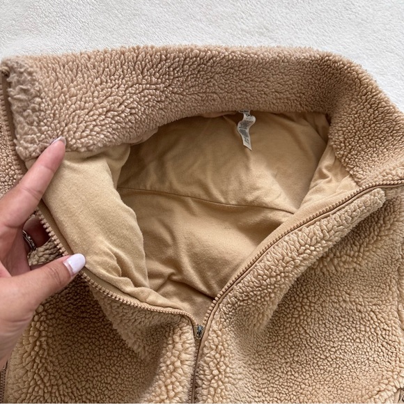 Alo Yoga Foxy Sherpa Jacket in Camel Size Small - Picture 12 of 12
